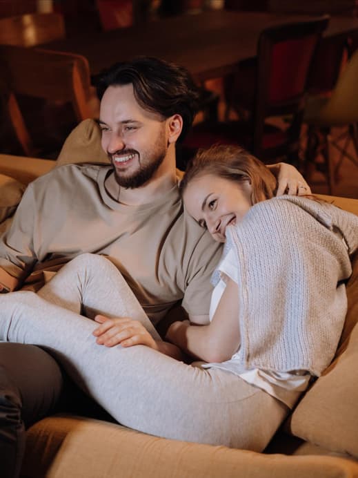 Frau und Mann auf einem Sofa