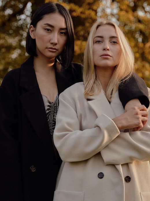 Zwei Frauen umarmen sich