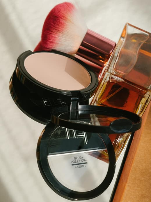 Kosmetikprodukte auf dem Tisch