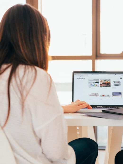 zwei Frauen am Laptop