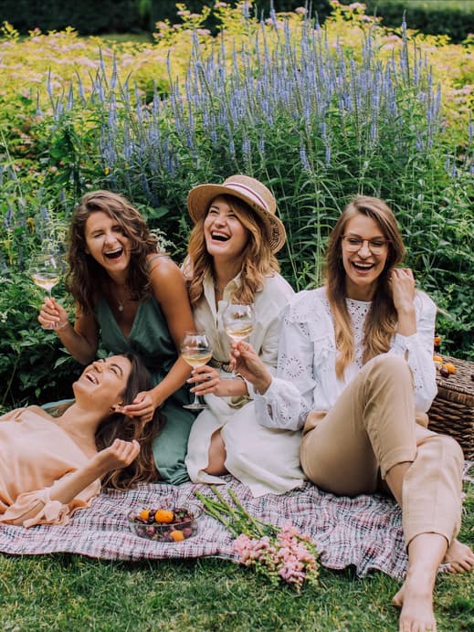 Gruppe Freundinnen feiert Galentinesday
