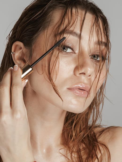 Frau trägt Mascara auf