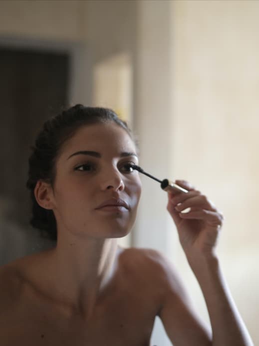 Frau trägt Mascara auf