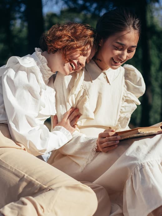 Freundinnen sitzen zusammen