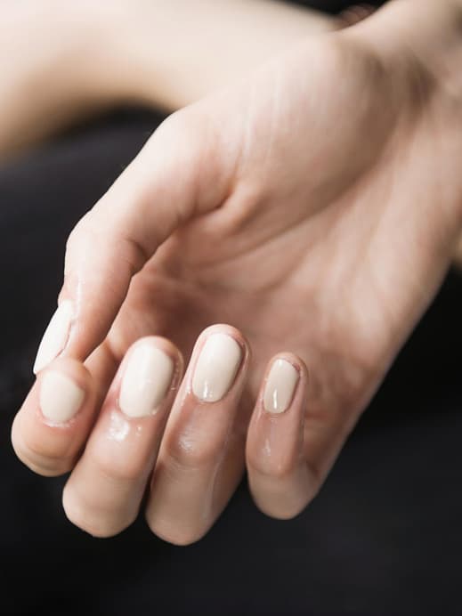 Lackierte Nägel in Weiß