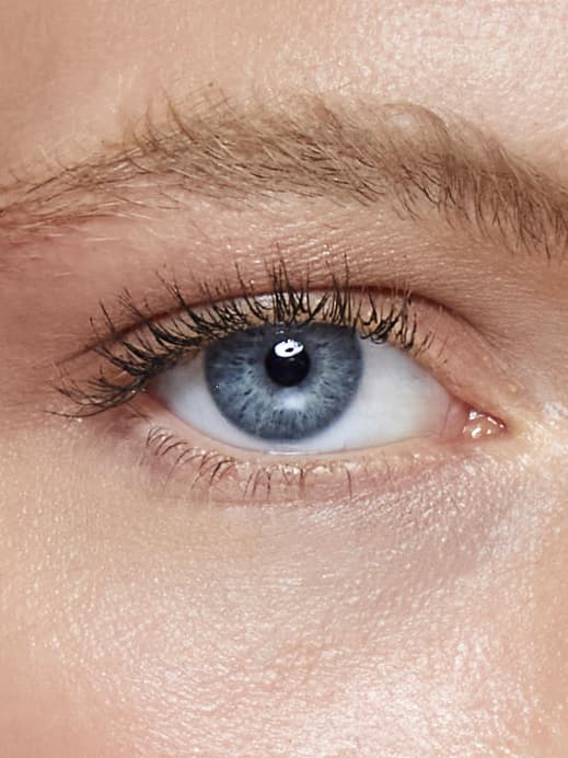 Frau mit getuschten Wimpern