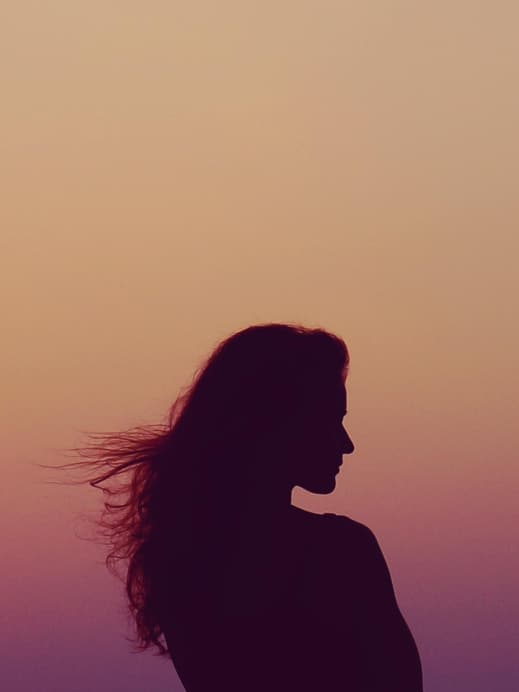 Frau bei Sonnenuntergang