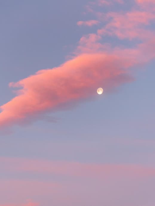 Vollmond bedeckt von rosafarbenen Wolken