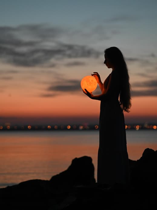 Frau mit Planet vor Himmel