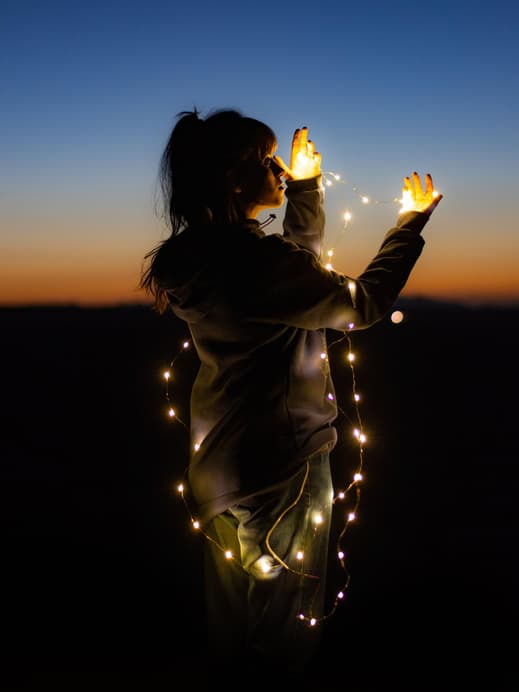 Frau mit Lichterkette