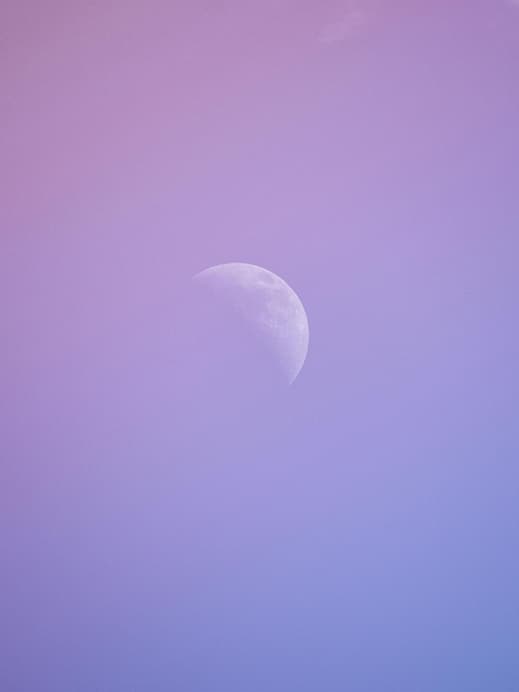 Mond am rosafarbenen Himmel
