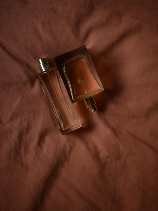 Honig-Parfums: Flakon auf braunem Tuch