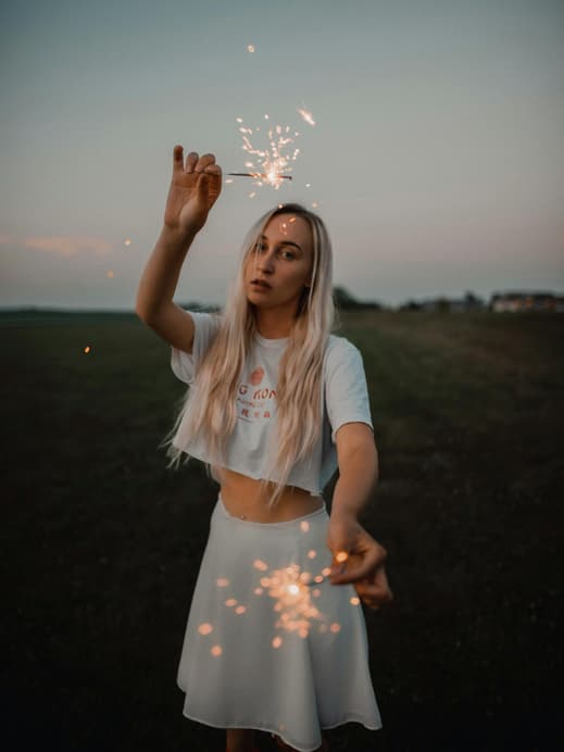 Horoskop: Frau mit Wunderkerze