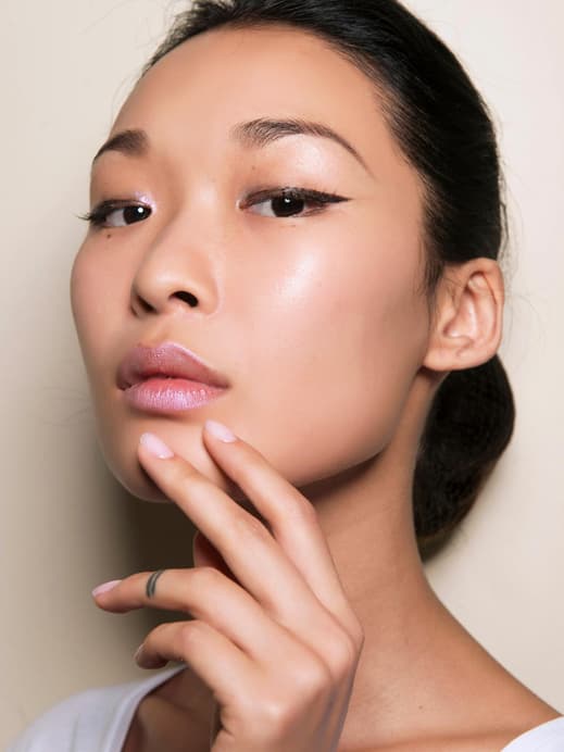 Model mit Watery Nails