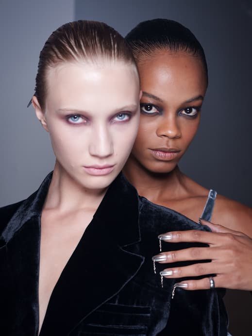 Zwei Models mit Pierced Nails