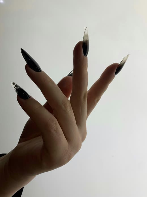 Hand mit Smoke Nails