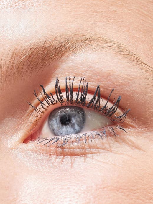 Nahaufnahme Auge mit grauer Mascara
