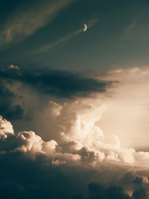 Wolkenhimmel mit Mond