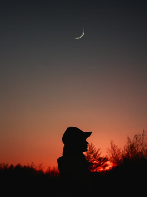 Frau vorm Abendhimmel