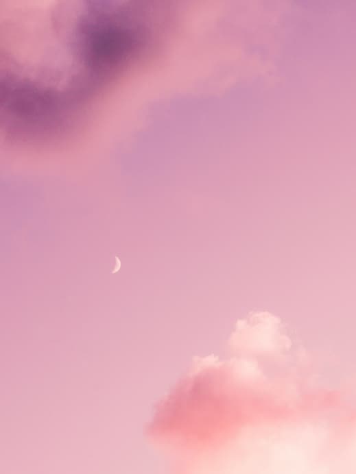 Rosa Himmel mit Mond