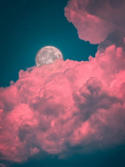 Vollmond hinter rosa Wolken