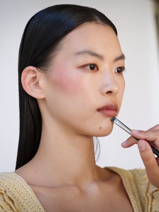 Frau wird geschminkt