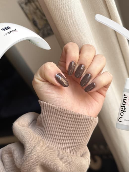 Collage einer Hand mit braunem Nagellack und Freistellern von Nagelprodukten.