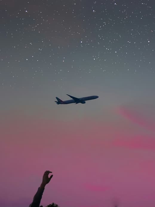 Sternenhimmel mit Flugzeug am Horizont