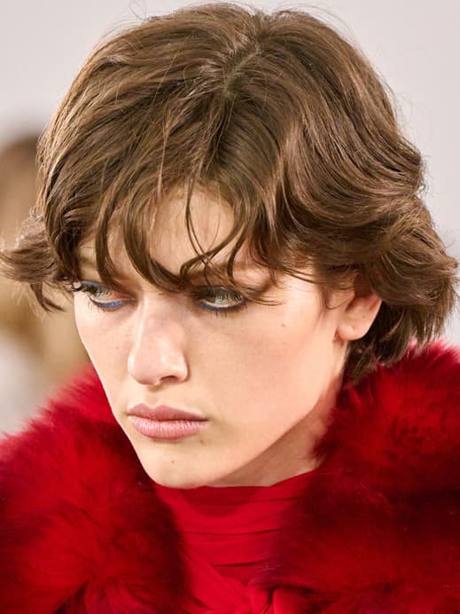 Frau mit wildem Kurzhaarschnitt