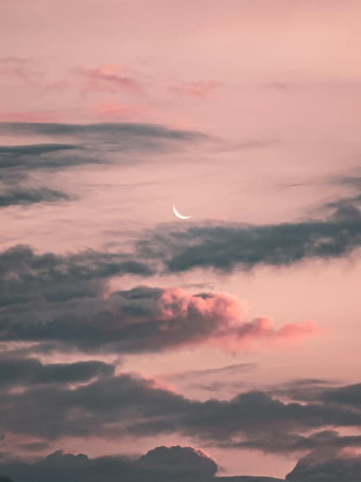 Rosa Himmel mit Sichelmond und Wolken