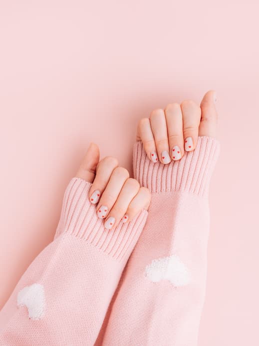 Fingernägel mit kleinen Herzen