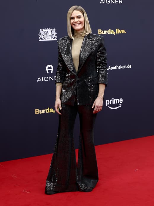 Hazel Brugger mit einem Hosenanzug aus Pailletten auf dem Roten Teppich.
