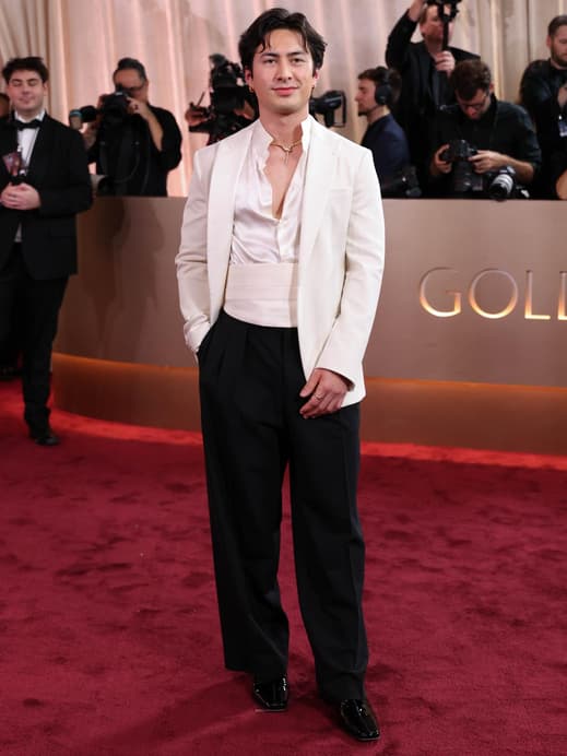 Hudson Williams auf dem Roten Teppich der Golden Globes.