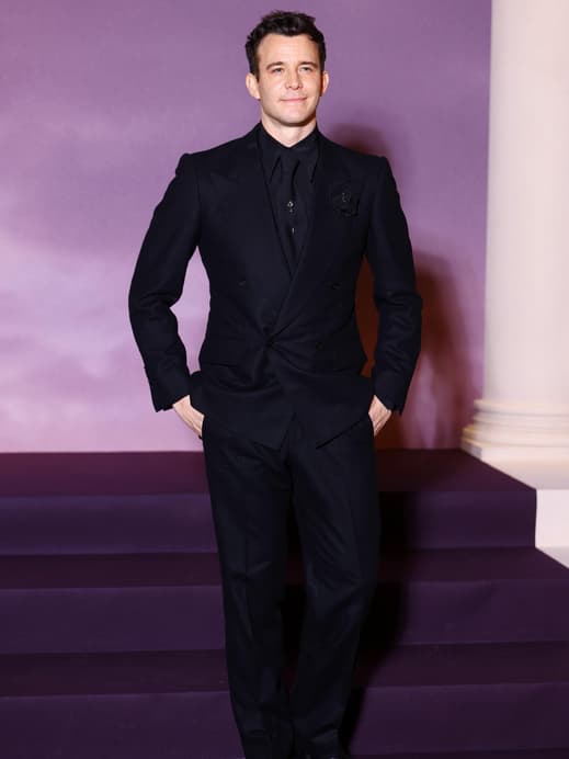 Luke Thompson in schwarzem Anzug bei der Bridgerton Premiere.