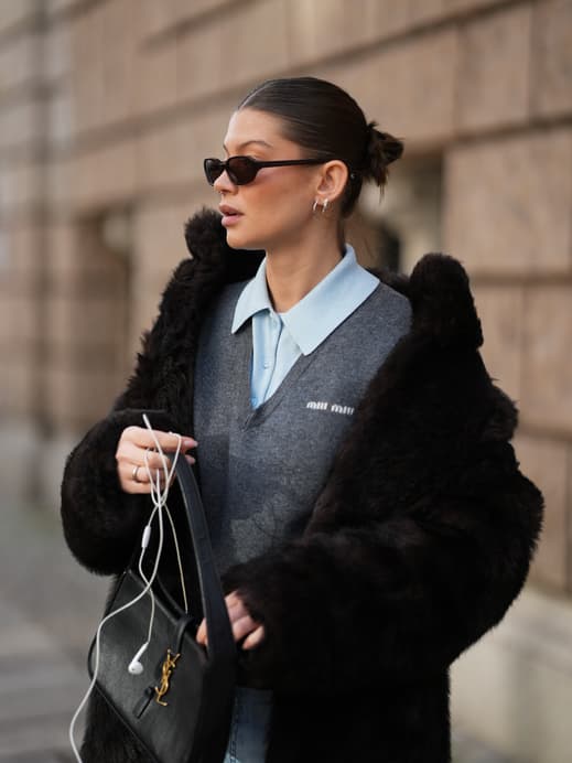 Frau mit Sleek Hairstyle