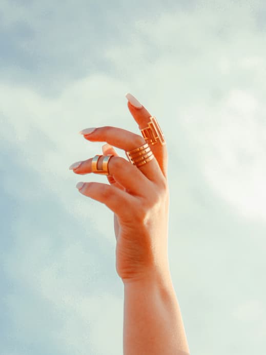 Hand streckt sich in den Himmel