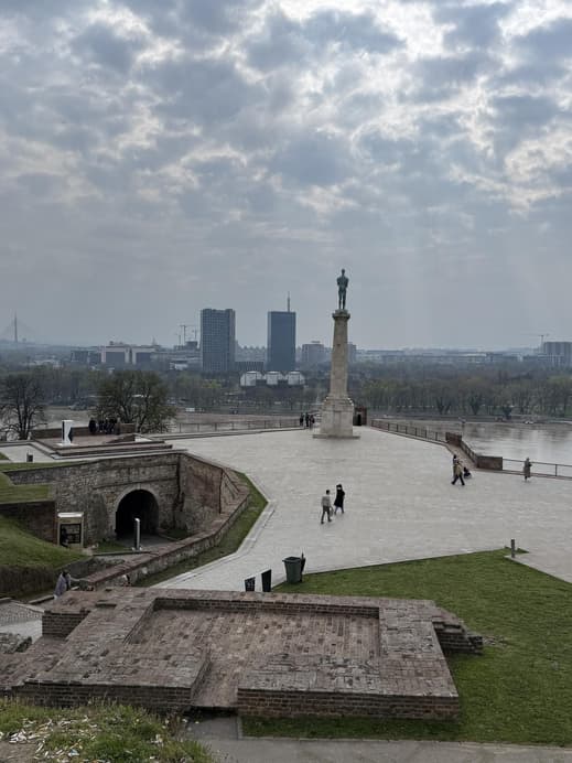 Ein Blick auf den Park bei der Festung in Belgrad mit einem Fluss im Hintergrund.