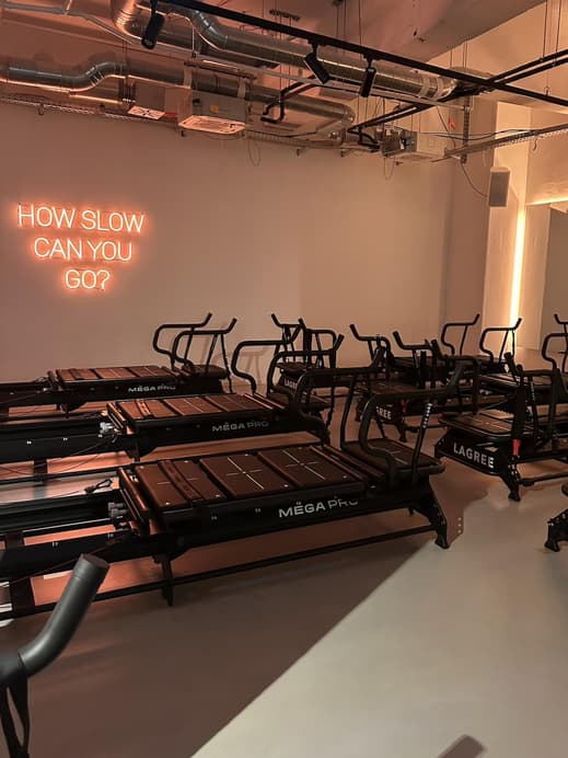 Mehrere Megaformer in einem Studio mit einem Neonsign an der Wand.