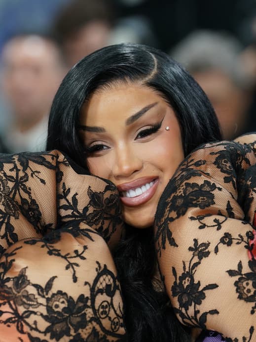 Cardi B mit Facelift Brows
