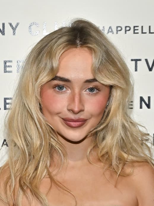 Sabrina Carpenter mit Fawn Freckles