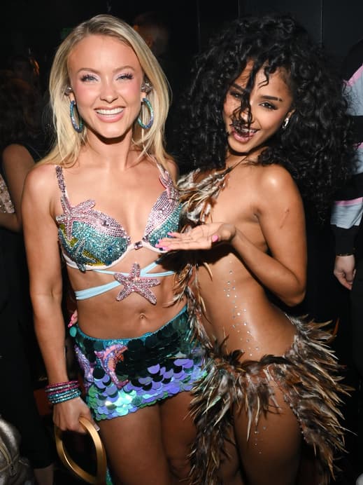 Zara Larsson und Tyla in glitzernden Bikini-Looks strahlen in die Kamera.