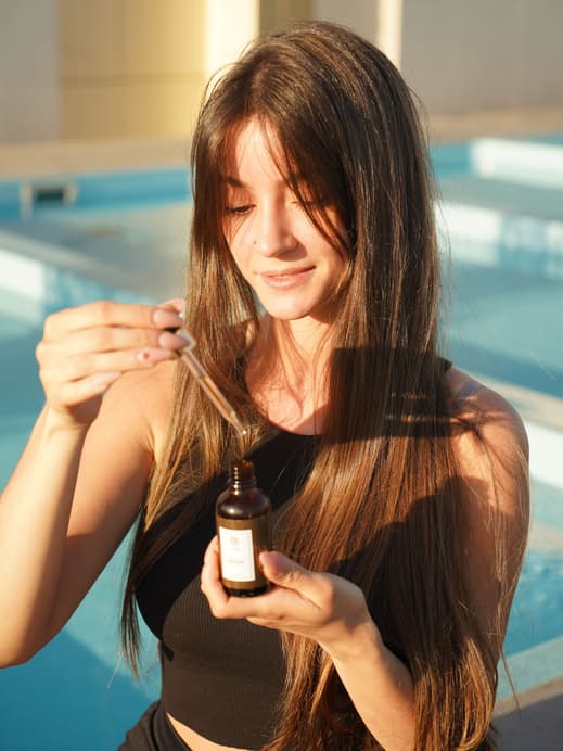 Frau mit langem Haar und Haaröl