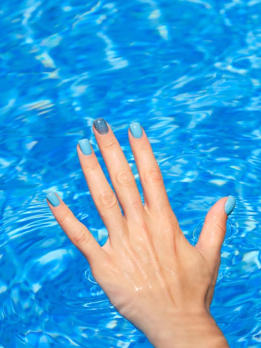 Blaue Sommernägel im Pool