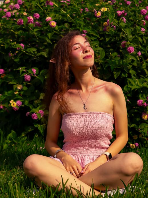 Junge Frau mit Make-up in der Sonne