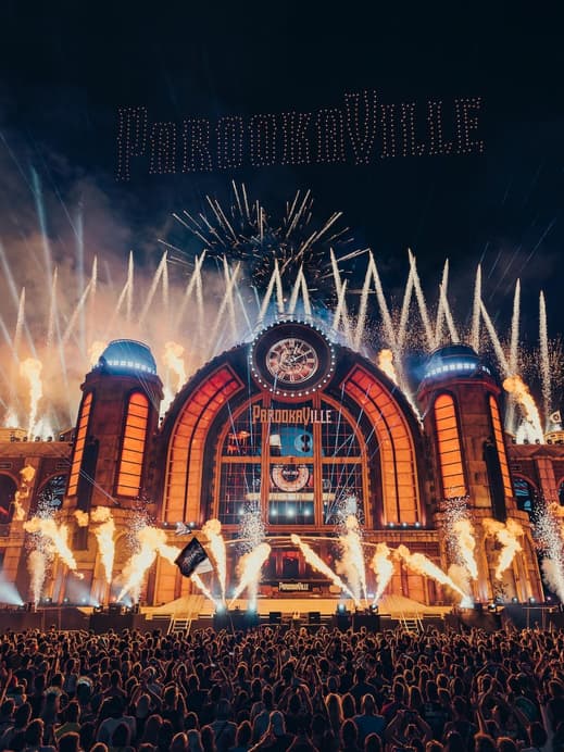 Mainstage vom Parookaville Festival mit Feuerwerk und einer Bühnenshow.