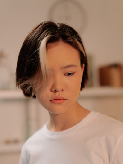 Frau mit Strähnchen im Haar