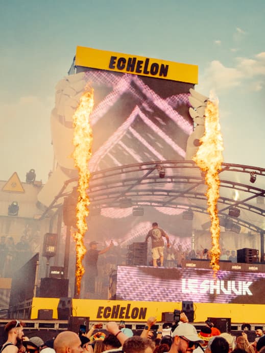 Echelon Festival Bühne mit Feuer und einer Menschenmenge.