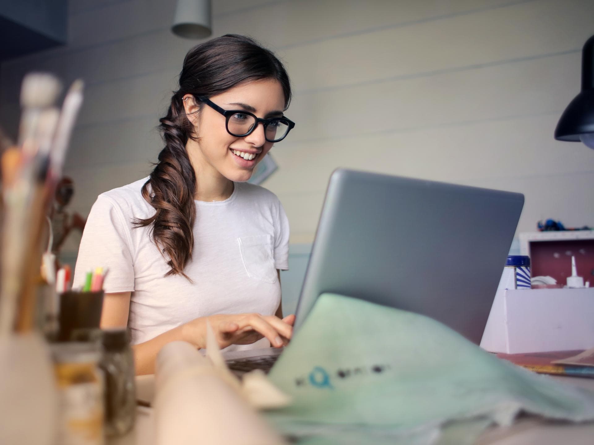 Frau Laptop Büro