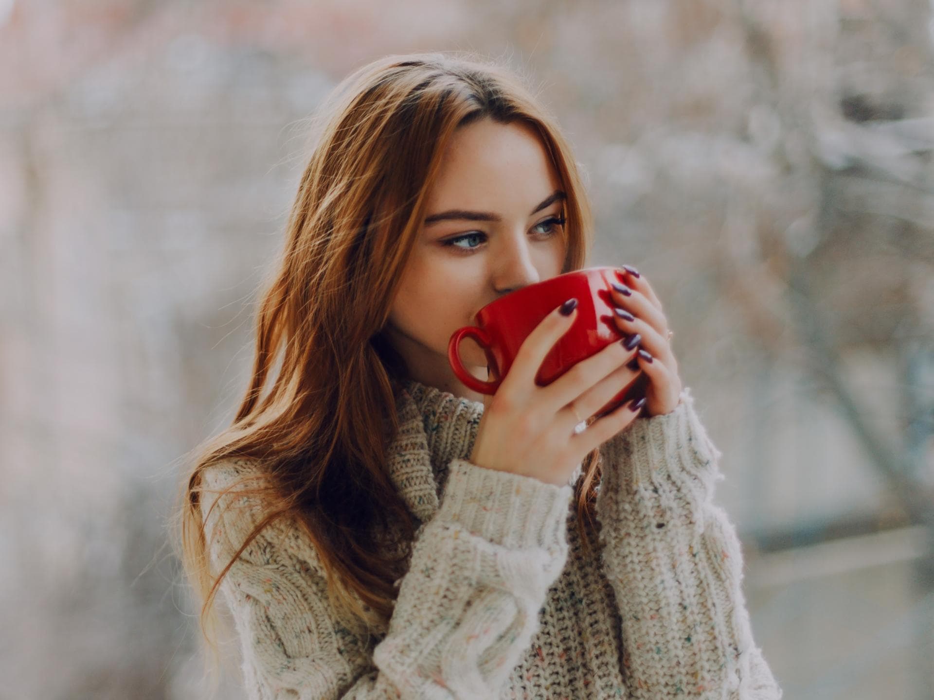 Frau mit Kaffee