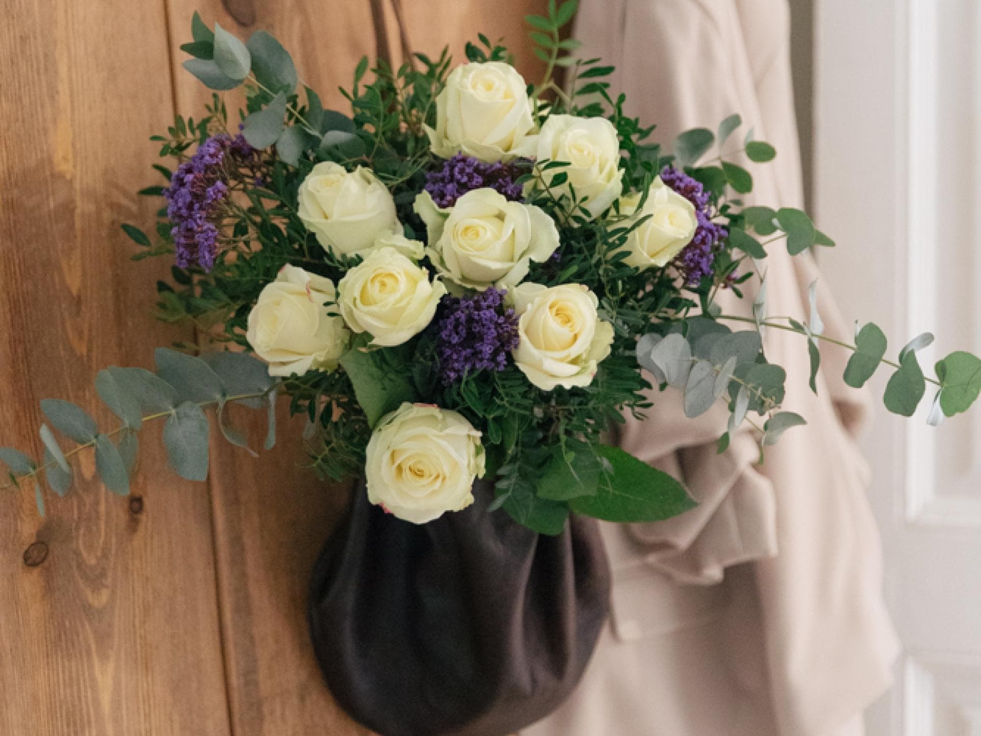 Heller Blumenstrauß an Tür Heller Blumenstrauß an Tür